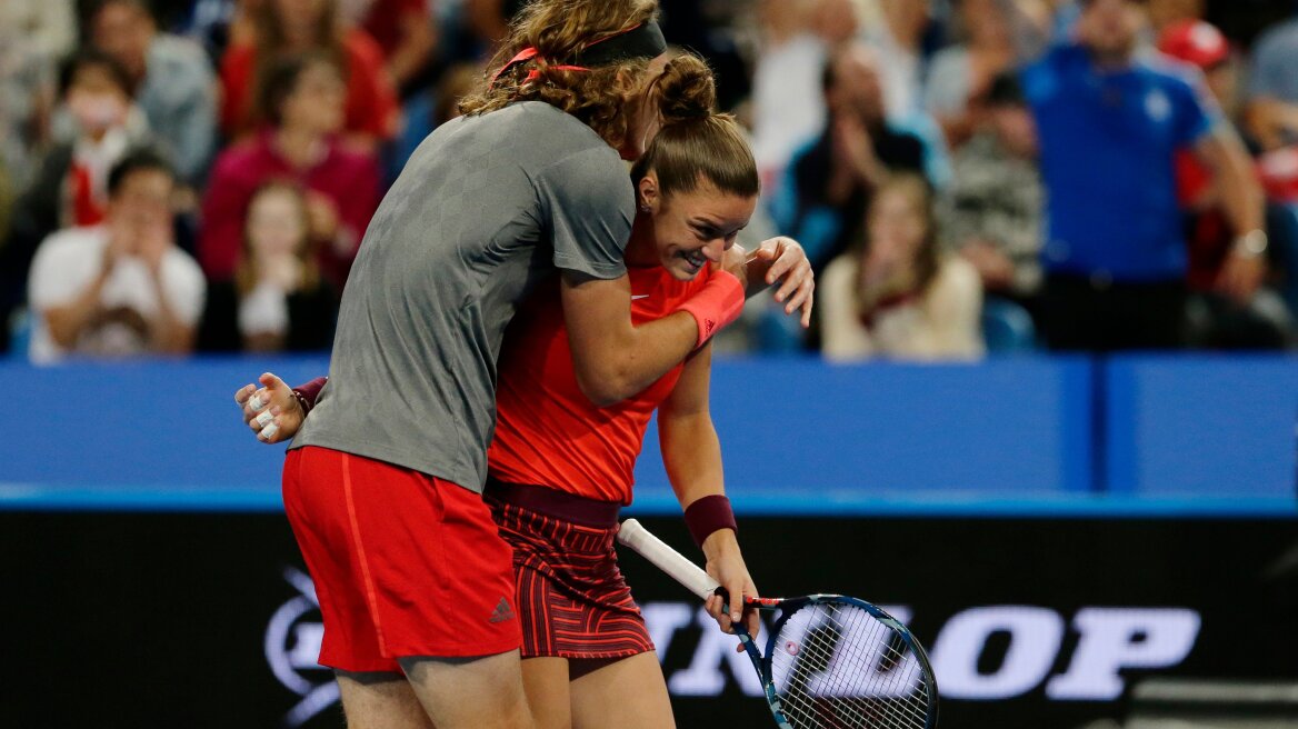 Ρότζερ Φέντερερ: Όταν τον κέρδισαν Σάκκαρη και Τσιτσιπάς και πήραν ενθύμιο τις πετσέτες του 