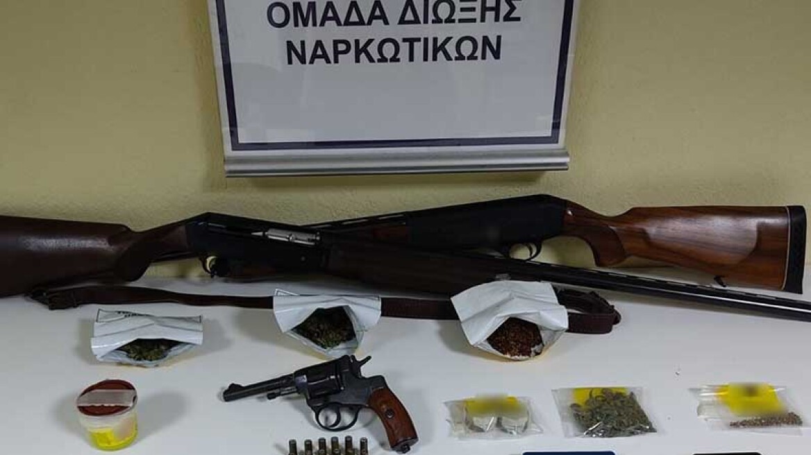 Φύτεψε... δάσος από χασισόδεντρα στην αυλή και είχε όπλα στο σπίτι