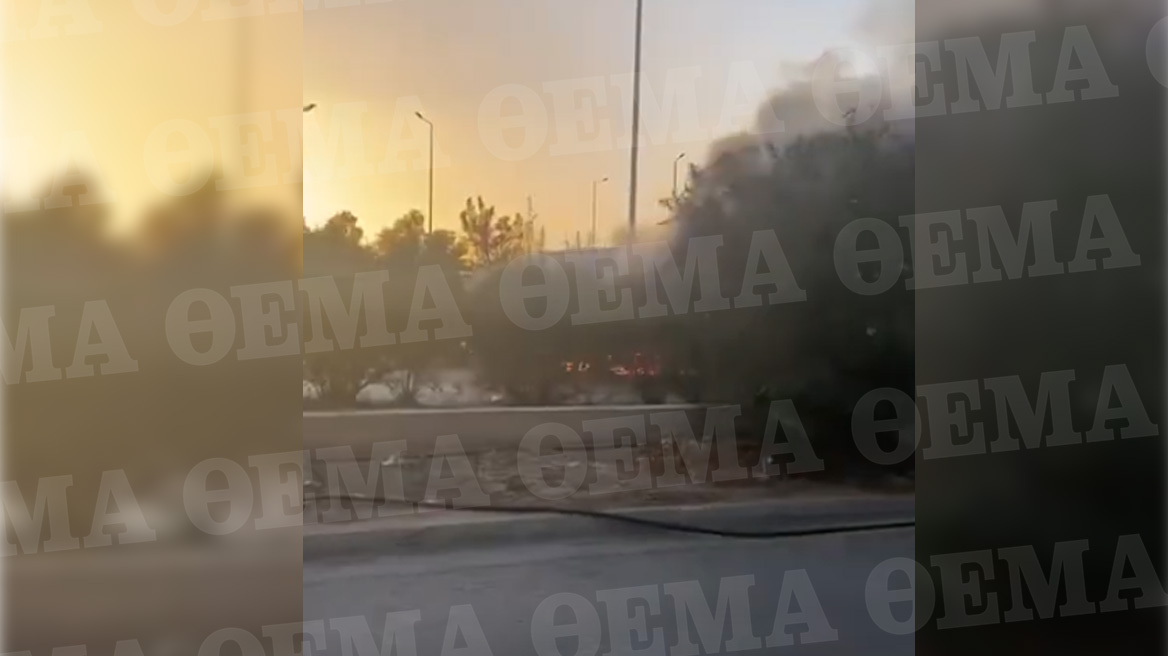 Φάληρο: Φωτιά σε φορτηγάκι δίπλα στον δρόμο - Δείτε βίντεο