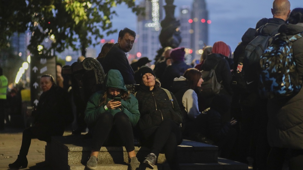 Βασίλισσα Ελισάβετ: Κλείνουν για τουλάχιστον έξι ώρες την ουρά για το λαϊκό προσκύνημα 