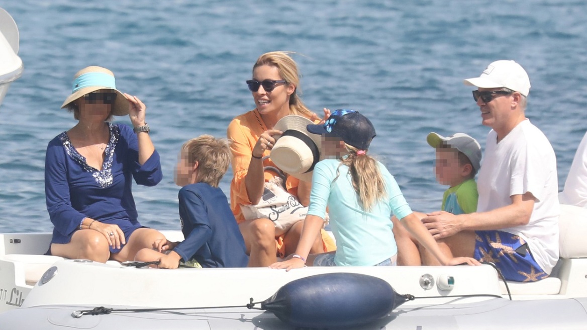 Μαριέττα Χρουσαλά: Οικογενειακές βουτιές στη Μύκονο με τα παιδιά και την πεθερά της