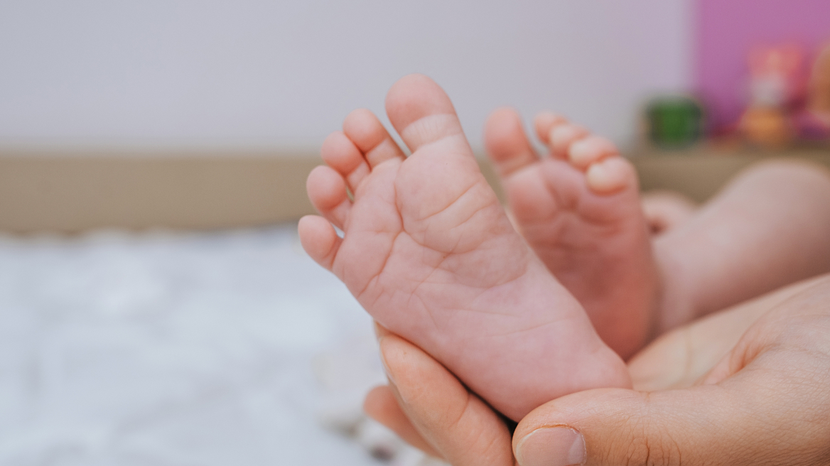 Εύβοια: Συγκλονίζει η μητέρα του 12 μηνών βρέφους που πέθανε από ηλεκτροπληξία - «Αν φορούσε παπούτσια, ίσως ζούσε»