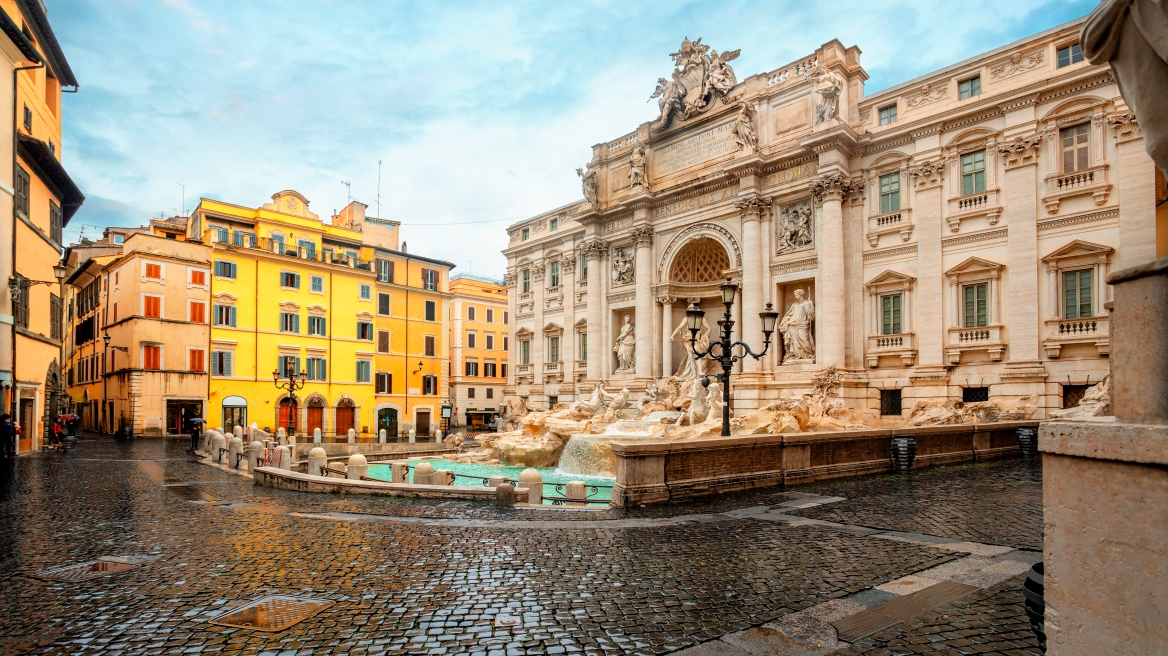 Ρώμη: Πρόστιμο 450 ευρώ σε τουρίστα επειδή έτρωγε παγωτό στα σκαλιά συντριβανιού