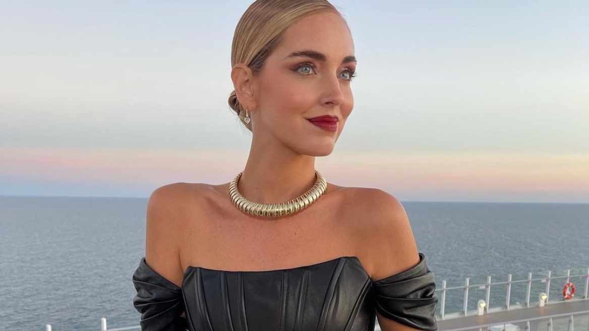 Κιάρα Φερράνι: Ποζάρει με το πιο αισθησιακό τοπ της σεζόν