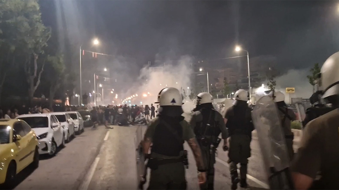 Επεισόδια στη Θεσσαλονίκη: Κουκουλοφόρος κάνει... παρκούρ πάνω σε αυτοκίνητα – Δείτε βίντεο