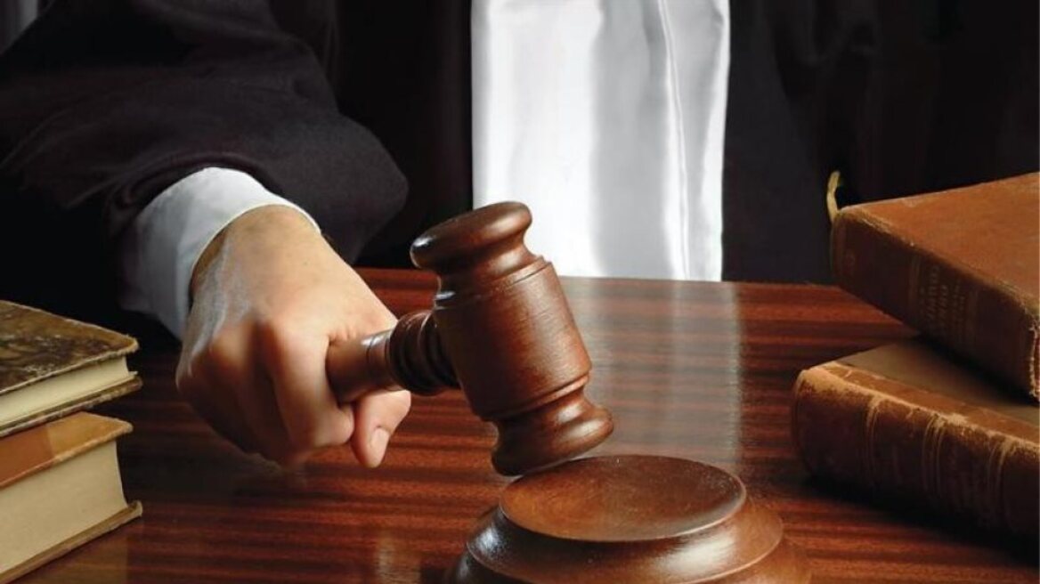 Χανιά: Φυλάκιση δύο ετών και έξι μηνών στην Ιρλανδέζα που επιτέθηκε με μαχαίρι στον σύντροφό της