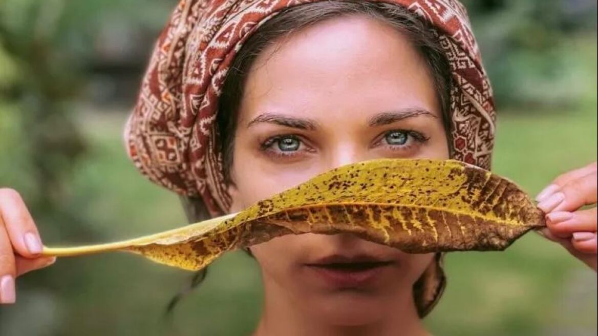Η Κατερίνα Γερονικολού ποζάρει όπως σηκώθηκε από το κρεβάτι - Με ατημέλητα μαλλιά και αμακιγιάριστη