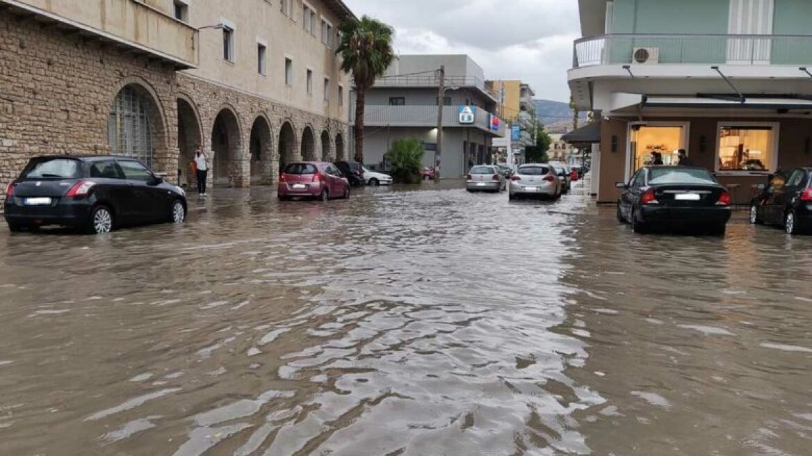 «Άνοιξαν οι ουρανοί» στο Ναύπλιο: Ποτάμια οι δρόμοι - Δείτε βίντεο