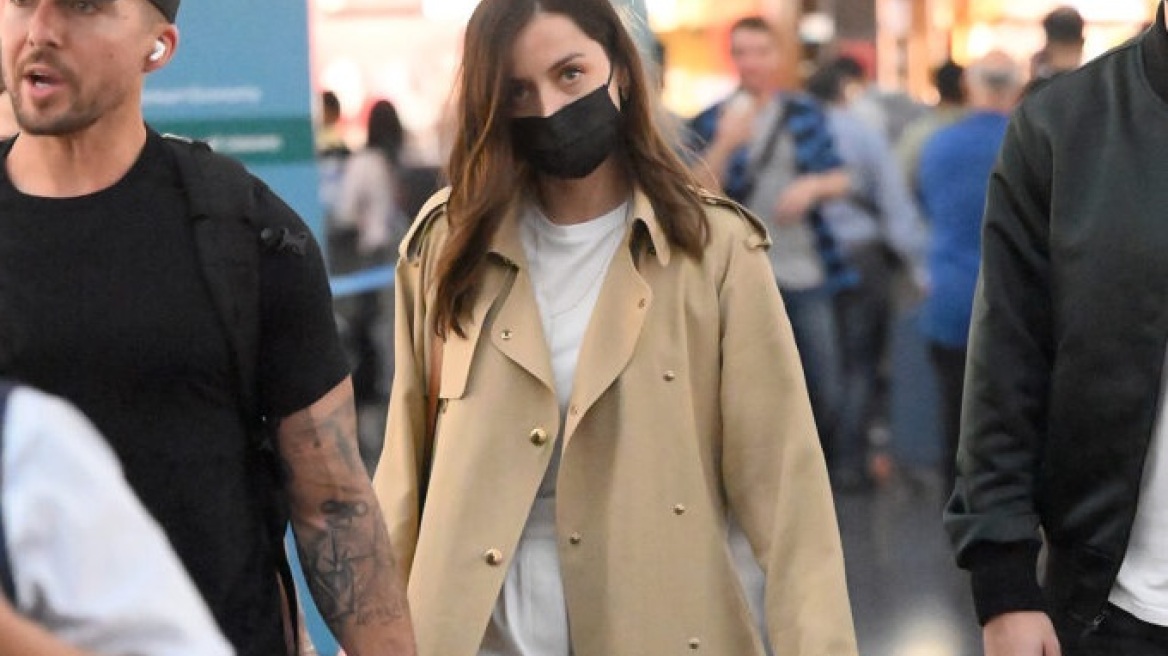 Μοκασίνια με λευκές κάλτσες: Η Άνα ντε Άρμας φόρεσε τον νέο αγαπημένο συνδυασμό της μόδας