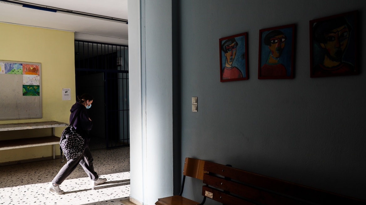 Βόλος: Ξύλο, μπουνιές και κλωτσιές μεταξύ μαθητών έξω από σχολείο