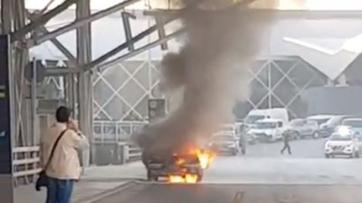 Θεσσαλονίκη: Αυτοκίνητο «λαμπάδιασε» στο αεροδρόμιο «Μακεδονία» ενώ ήταν σταθμευμένο - Δείτε βίντεο