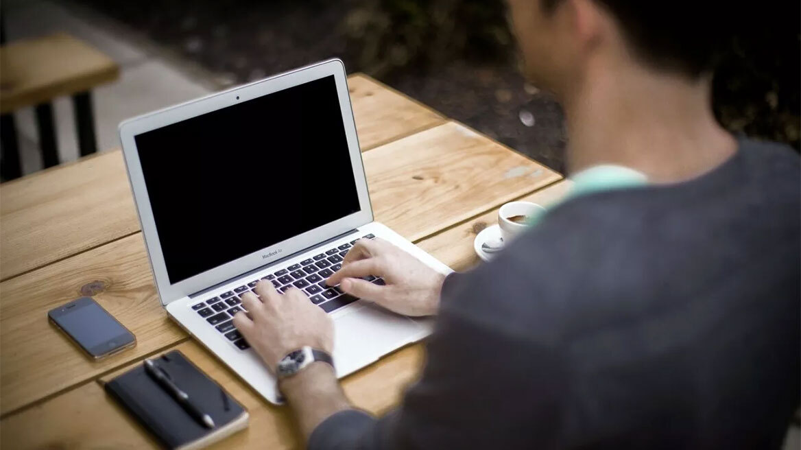 Νέο «χτύπημα» στη γραφειοκρατία: Έναρξη ατομικής επιχείρησης από την οθόνη του υπολογιστή σας