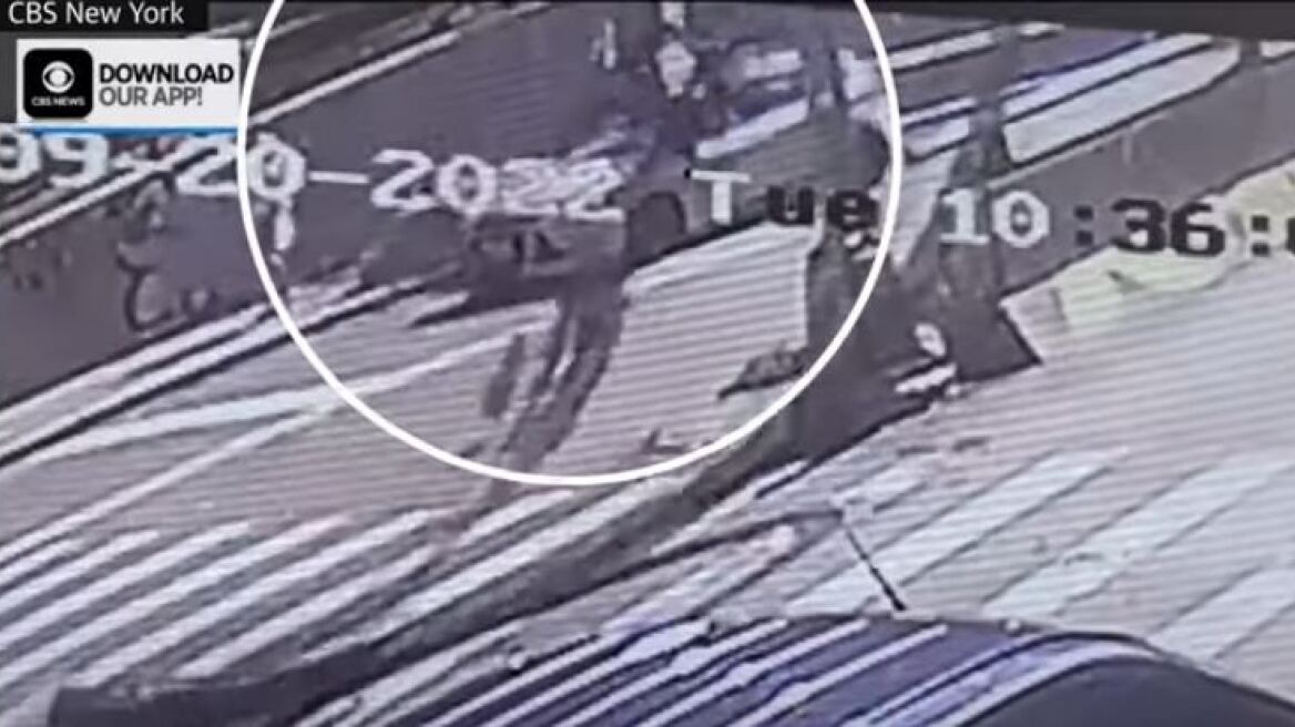 Νέα Υόρκη: Η στιγμή της πτώσης γερανού σε αυτοκίνητο - Από θαύμα γλίτωσε η 22χρονη οδηγός