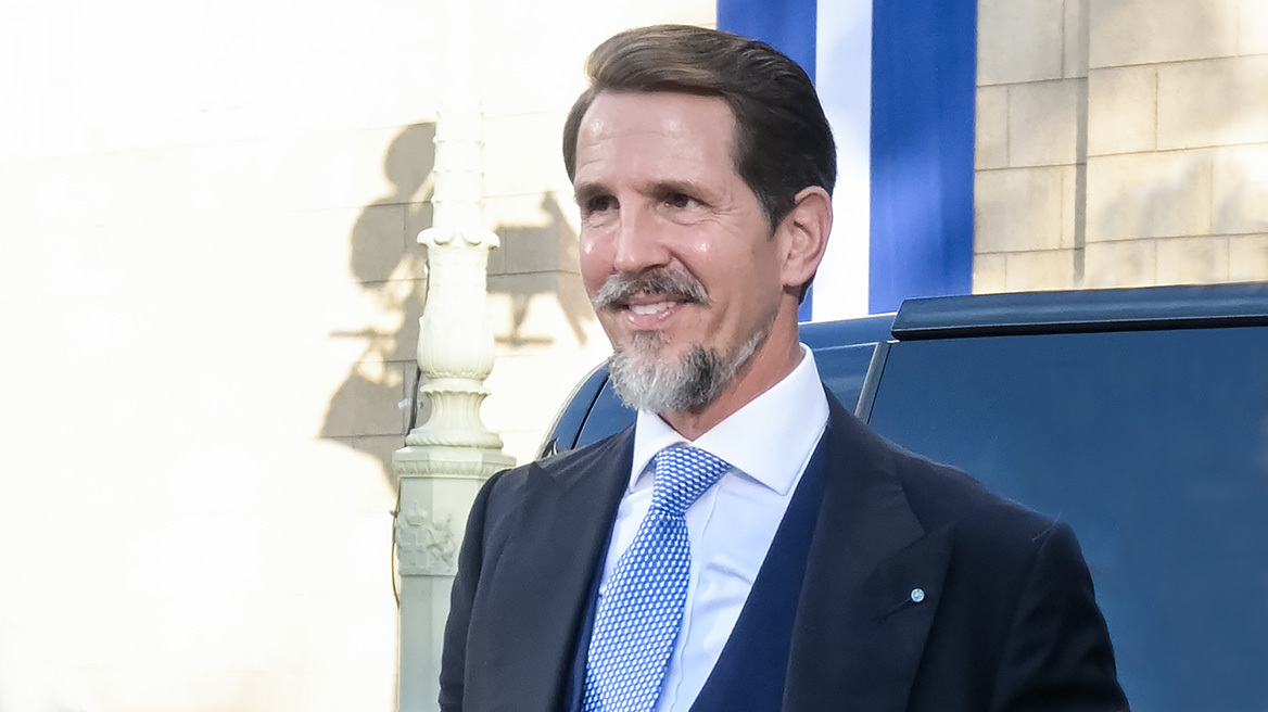 Δείτε βίντεο: Ο Παύλος Γλύξμπουργκ χορεύει ζεϊμπέκικο στο Λονδίνο πέντε ημέρες μετά την κηδεία της Ελισάβετ