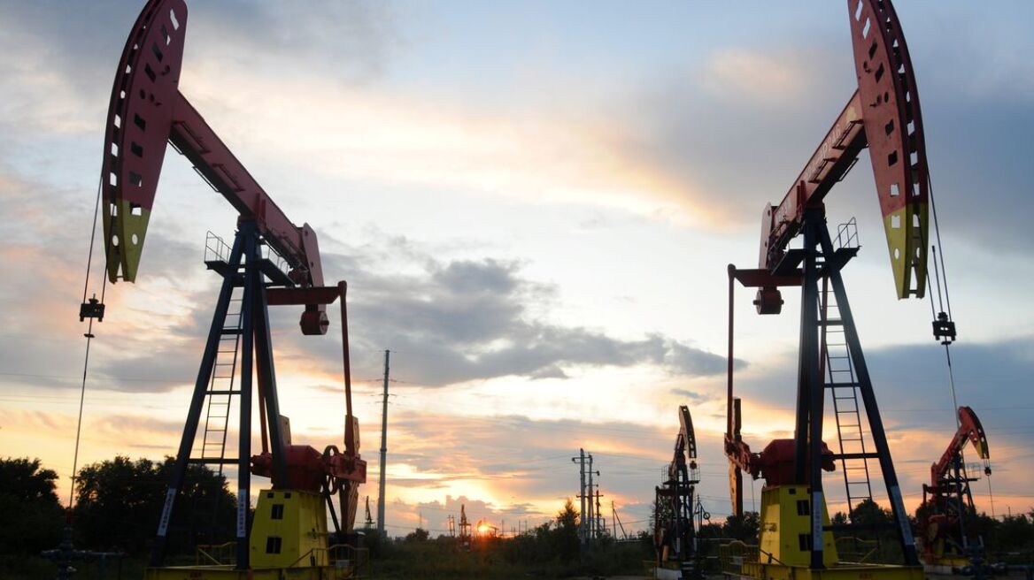 Μπάιντεν: Θα πιέσει την ενεργειακή βιομηχανία να μετακυλήσει την πτώση των τιμών του πετρελαίου διεθνώς στους καταναλωτές 