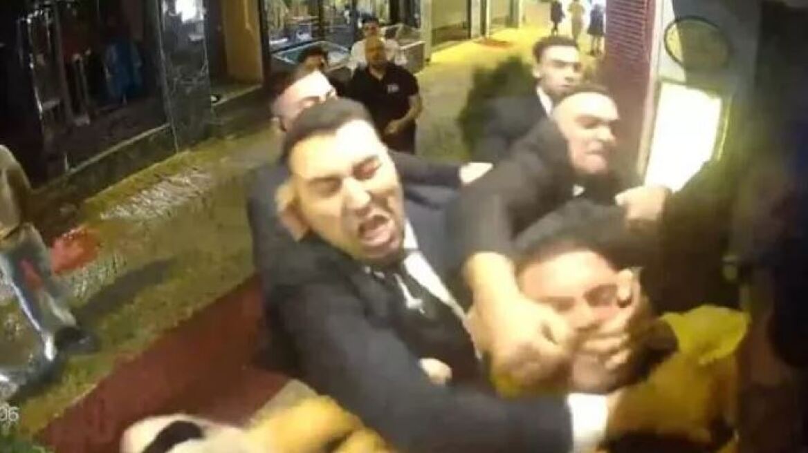 Κωνσταντινούπολη: Πελάτης έριξε κουτουλιά σε πορτιέρη - Τον ξυλοκόπησαν 10 μπράβοι