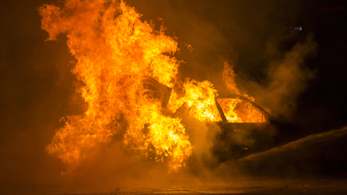 Θεσσαλονίκη: Όχημα τυλίχθηκε στις φλόγες εν κινήσει στη Χαλάστρα
