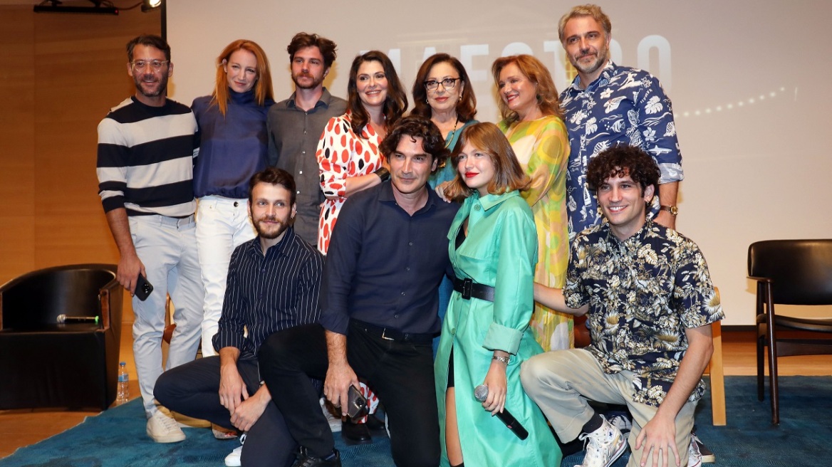 Οι πρωταγωνιστές της σειράς Maestro του Χριστόφορου Παπακαλιάτη φωτογραφίζονται αγκαλιασμένοι (εικόνες)