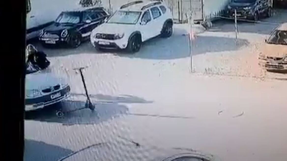 Τύχη βουνό για κορίτσι στην Κρήτη: ΙΧ παρέσυρε το πατίνι της, αλλά πρόλαβε και πήδηξε - Δείτε βίντεο