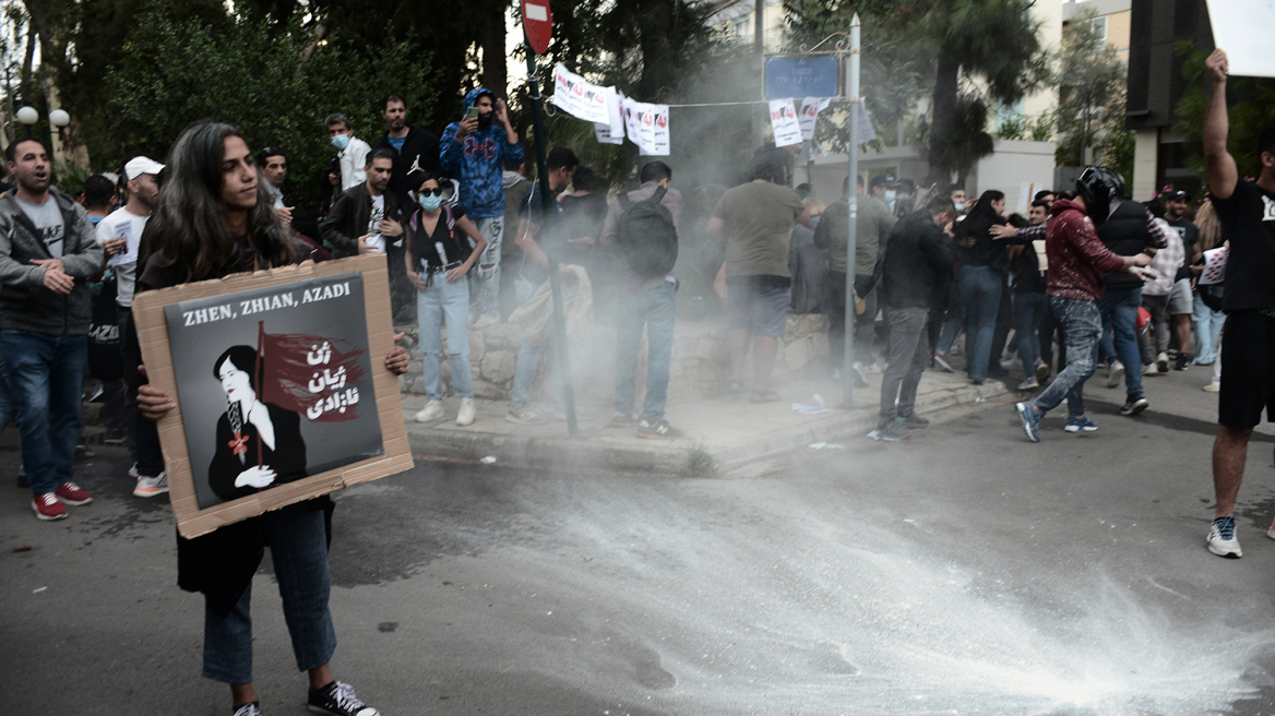 Μαχσά Αμινί: Χημικά έπεσαν στη συγκέντρωση στην πρεσβεία του Ιράν - Δύο συλλήψεις