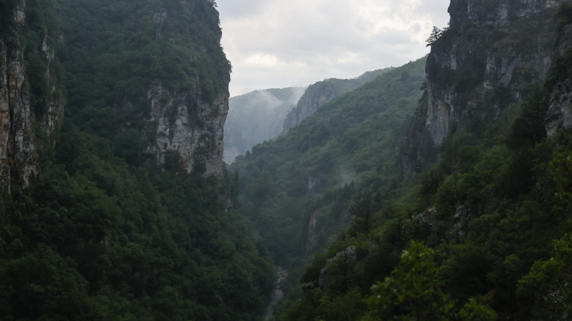 Επιχείρηση διάσωσης ζευγαριού τουριστών στο φαράγγι του Βίκου