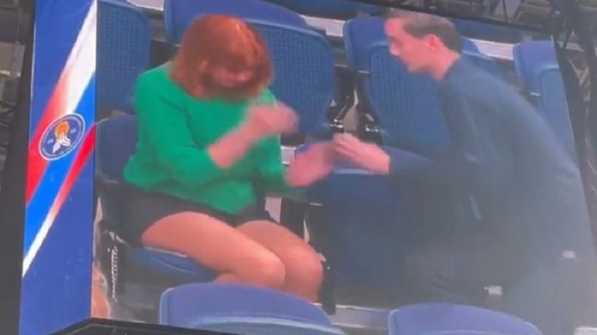 «Στράβωσε» η πρόταση γάμου στον αγώνα Ζενίτ-Παρτιζάν: Τον άφησε με το δαχτυλίδι στο χέρι - Δείτε βίντεο