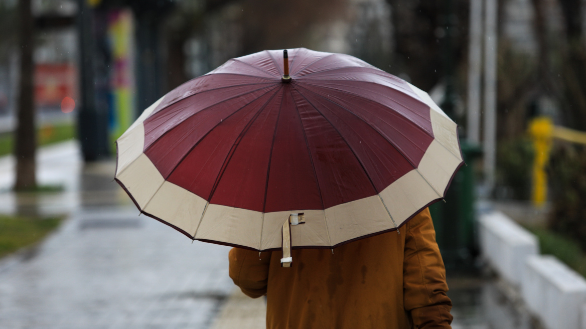 Καιρός: Βροχές στα δυτικά και ο υδράργυρος στους 30 βαθμούς