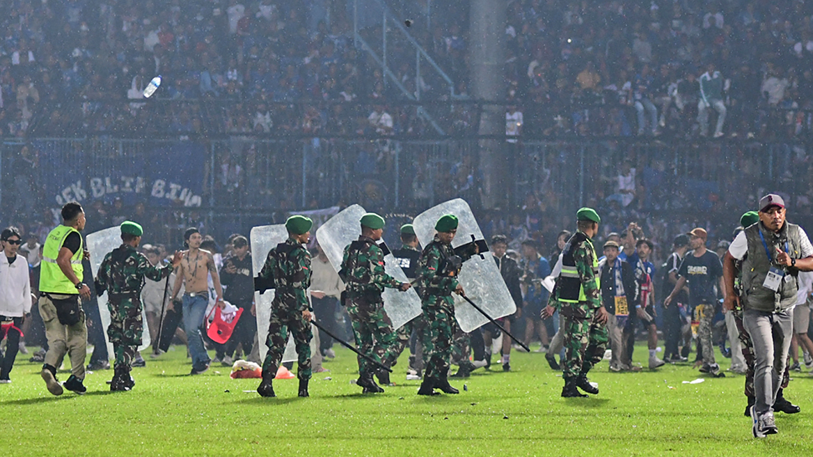 Ινδονησία: 32 παιδιά από 3 μέχρι 17 ετών έχασαν τη ζωή τους στο γήπεδο 