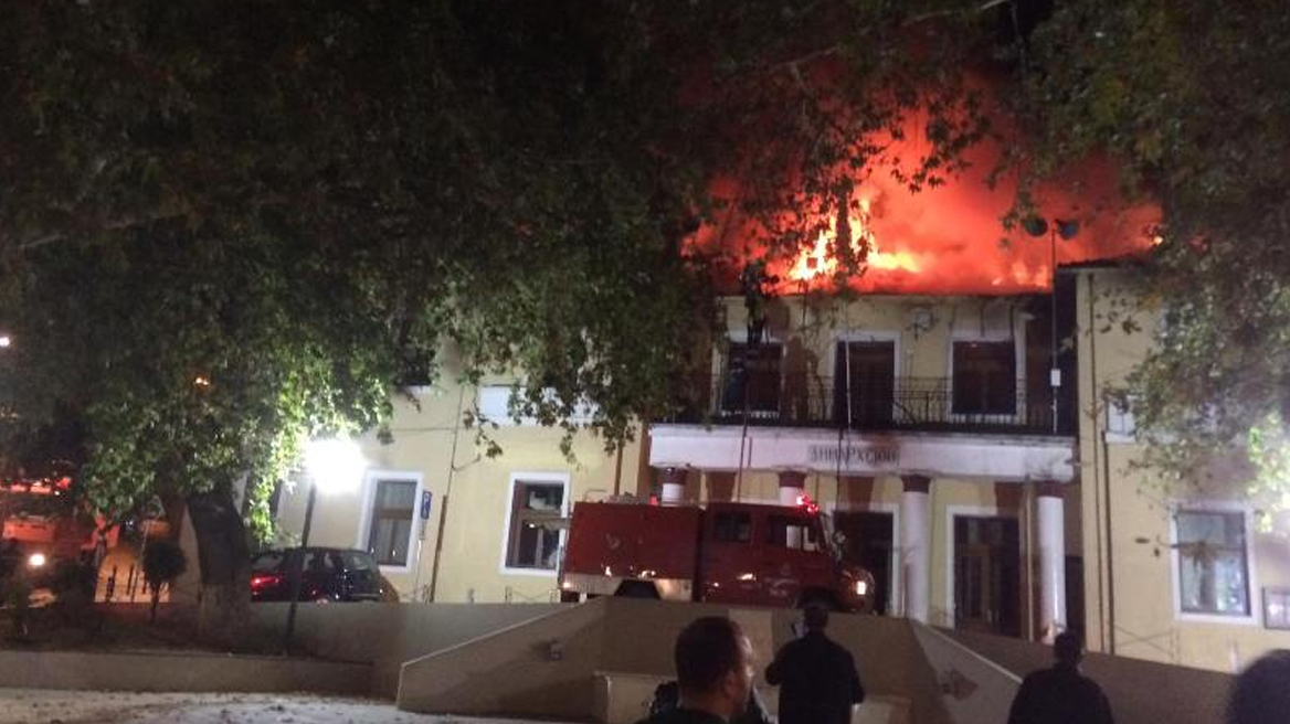 Κοζάνη: Κάηκε ολοσχερώς το ιστορικό κτίριο του δημαρχείου των Σερβίων - Δείτε βίντεο