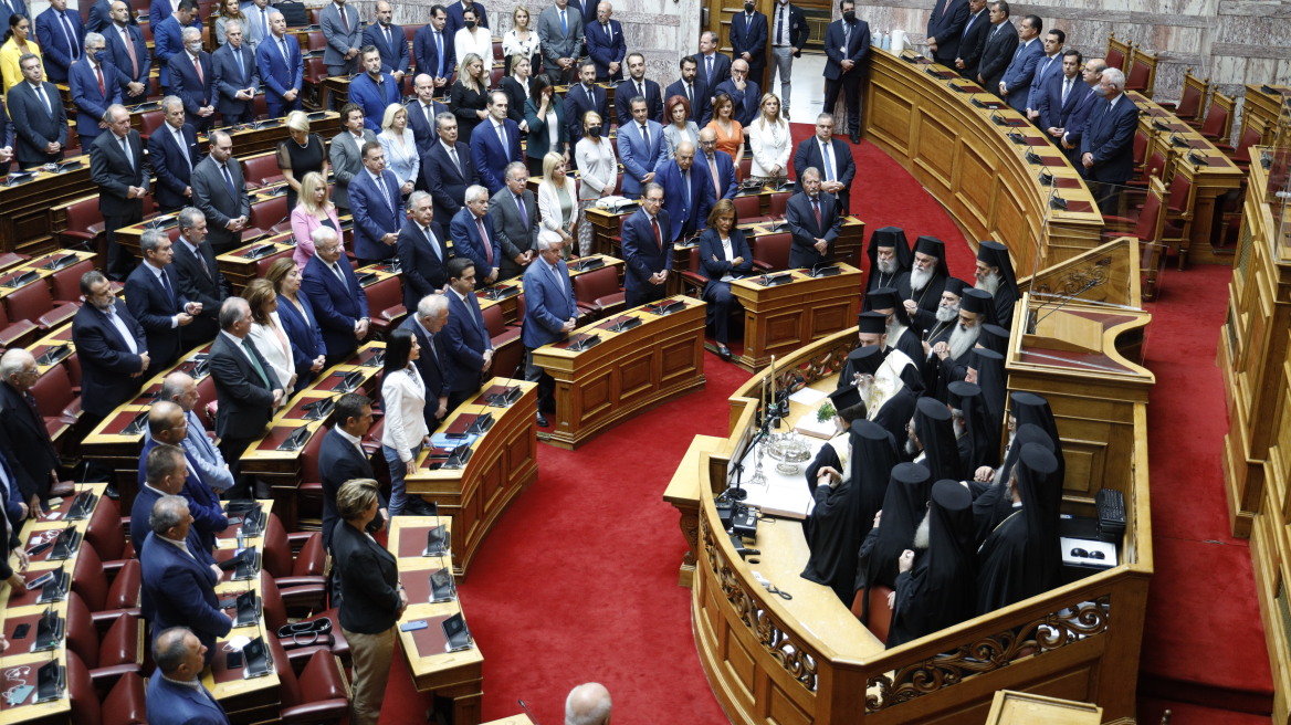 Βουλή: Αυλαία για τη νέα περίοδο  - Ο αγιασμός και οι απουσίες