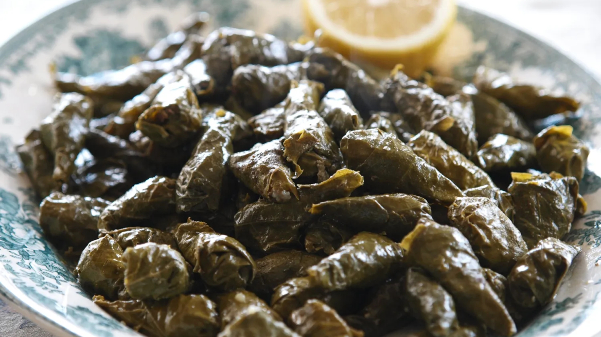 Η Κάσος συστήνεται με ένα τόσο δα μικρό ντολμαδάκι