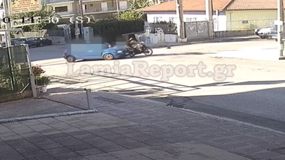 Λαμία: Καρέ-καρέ η σύγκρουση ντελιβερά με ΙΧ - Πήγε να προσπεράσει ενώ το αυτοκίνητο έστριβε