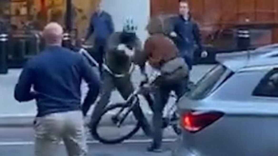 Βίντεο-σοκ από τη στιγμή της επίθεσης με μαχαίρι στο κέντρο του Λονδίνου