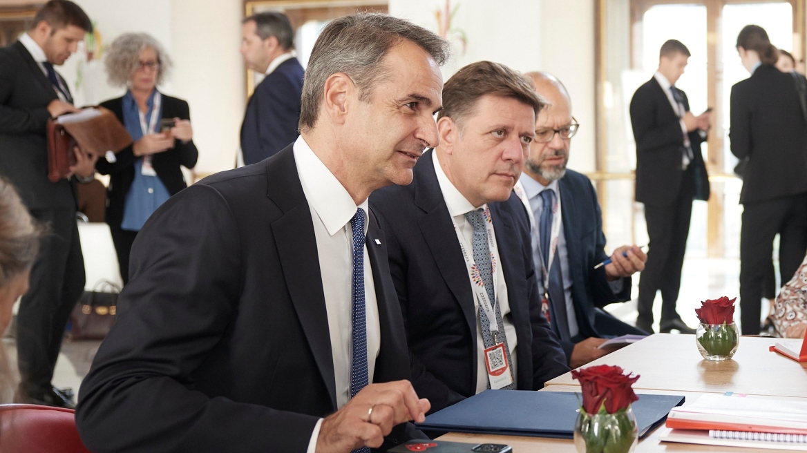 Πράγα: Με τον ομόλογό του στη Βόρεια Μακεδονία συναντήθηκε ο Μητσοτάκης - Τι συζήτησαν