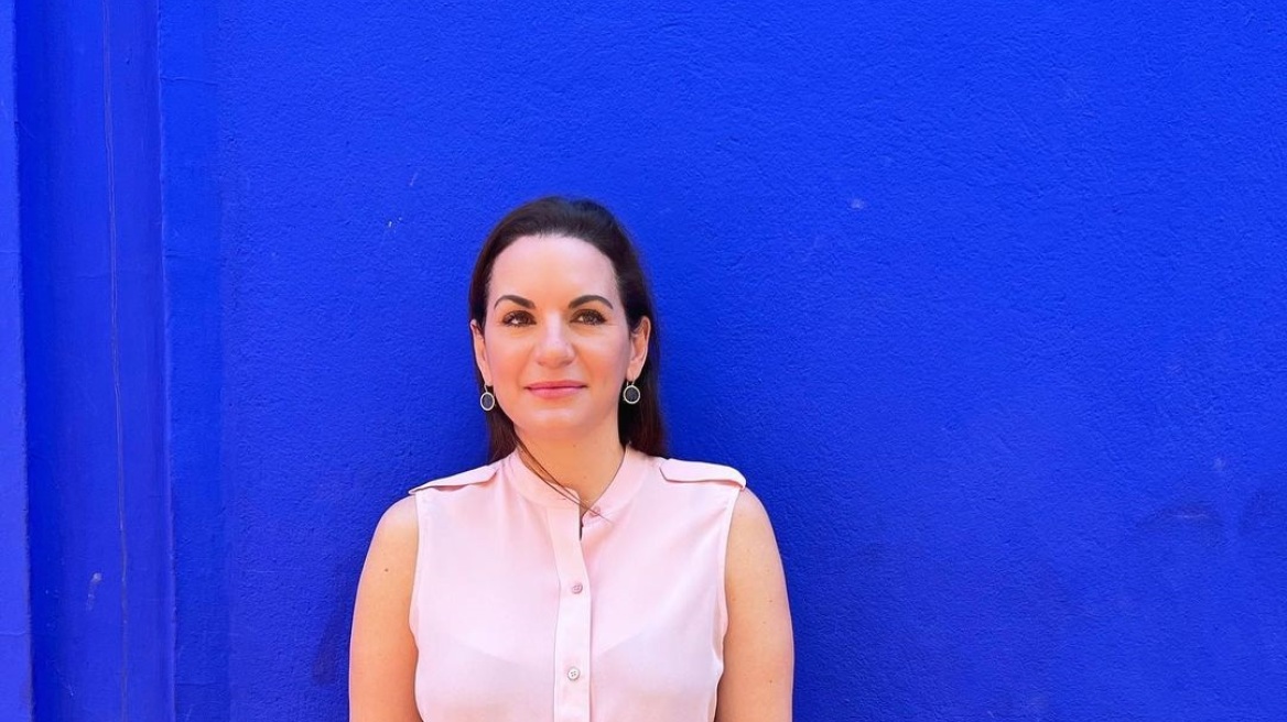 Όλγα Κεφαλογιάννη: Πώς αναβάθμισε το μαύρο φόρεμά της σε έξοδο με τον σύζυγό της