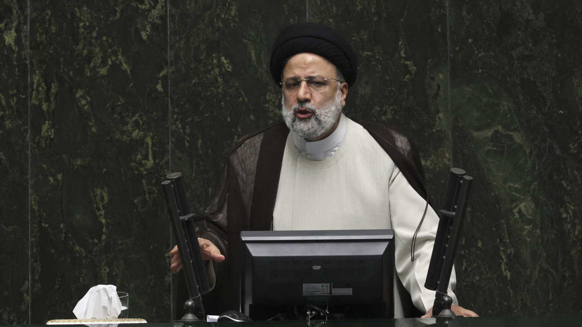 Ιράν: Φοιτήτριες αποδοκίμασαν τον πρόεδρο Ραϊσί, συνεχίζονται οι κινητοποιήσεις σε πολλές πόλεις