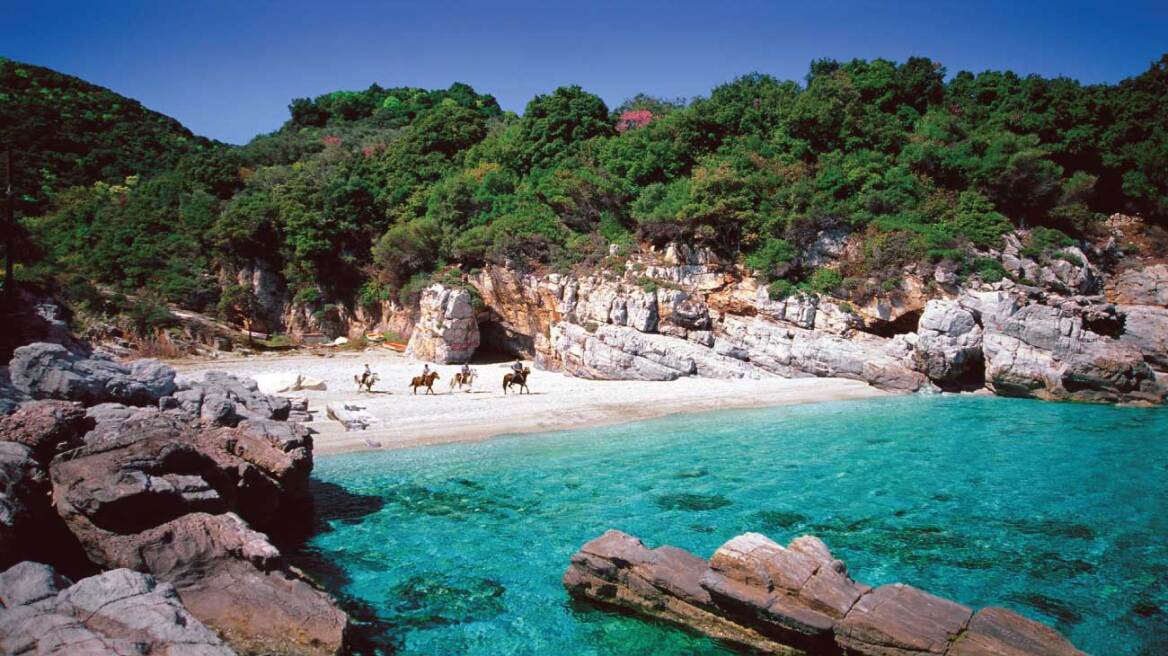 Βόλος: «Ματάκιας» φωτογράφιζε λουόμενες σε παραλία