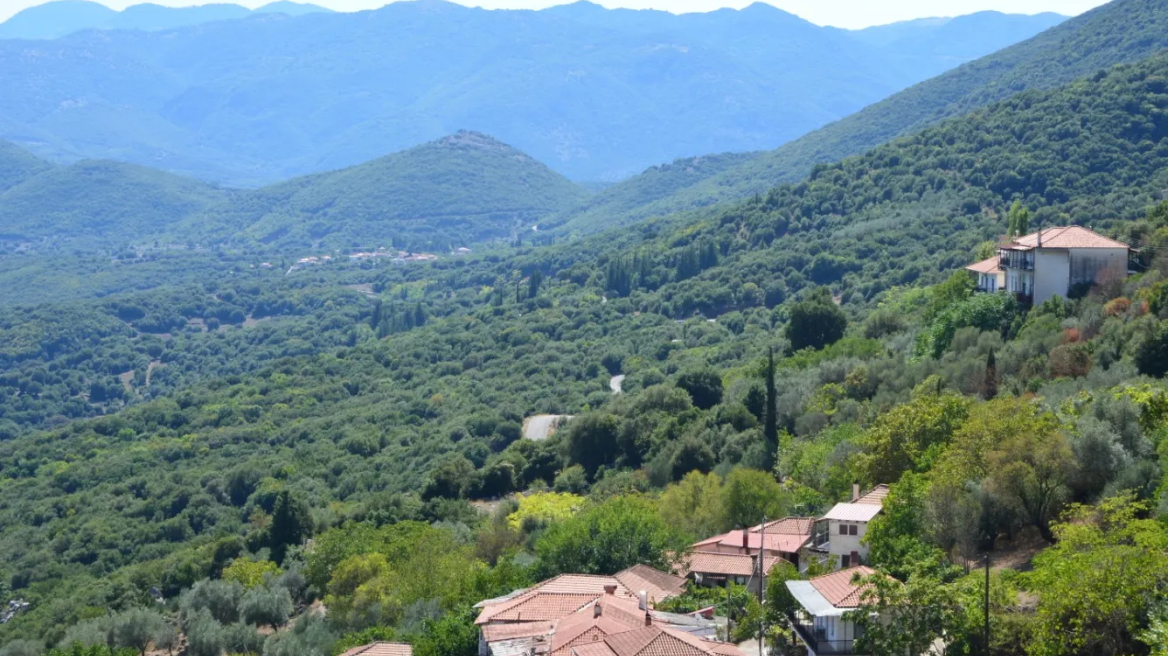 Δάφνη: Το ορεινό χωριό μεταξύ Αχαΐας και Αρκαδίας με το «Τρικάμαρο» γεφύρι