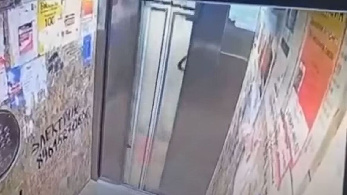 Ρωσία: Ξαφνικό πρόβλημα σε ασανσέρ παραλίγο να αποκεφαλίσει άνδρα - Δείτε βίντεο