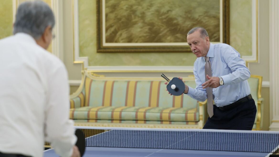 Ερντογάν: Βρήκε χρόνο... για πινγκ-πονγκ με τον πρόεδρο του Καζακστάν