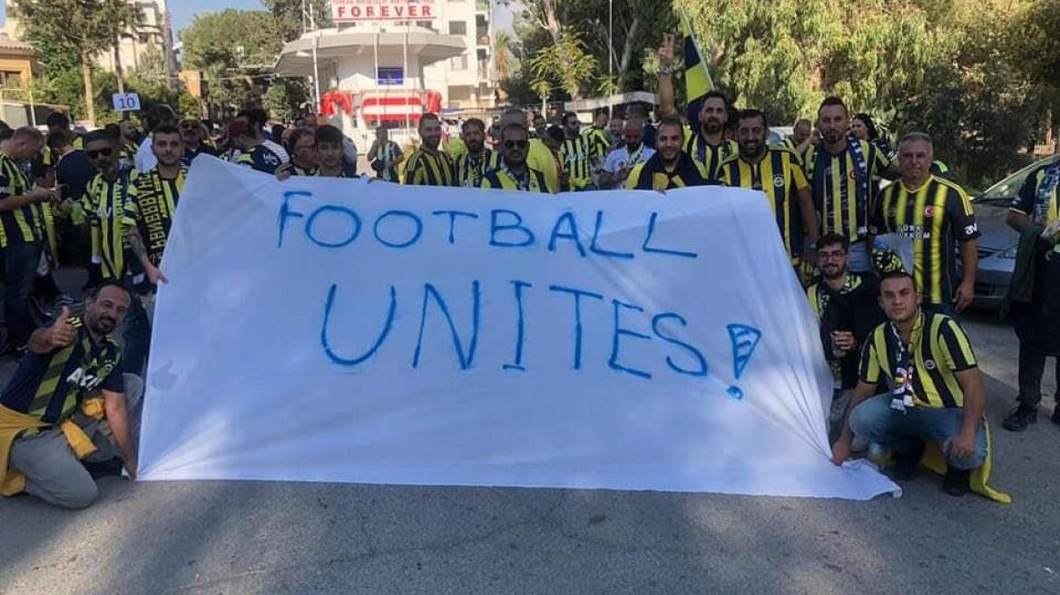 Κύπρος: Πανό για την ειρήνη από οπαδούς της Φενερμπαχτσέ 