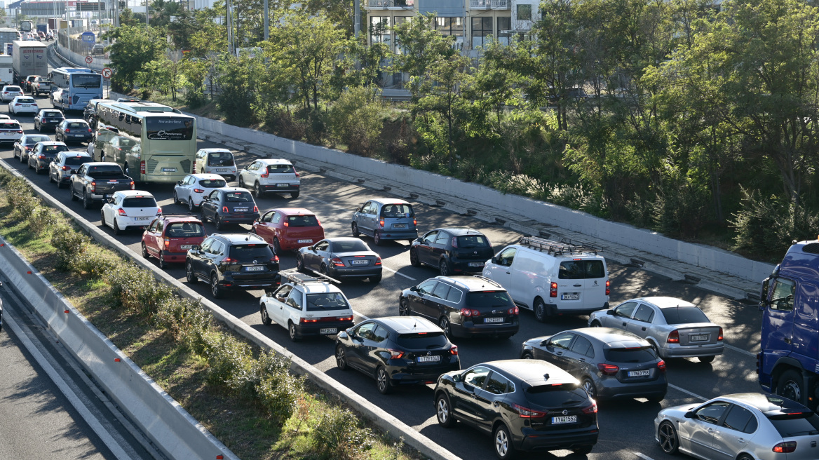 Κίνηση στους δρόμους: Μποτιλιάρισμα τώρα στην κάθοδο του Κηφισού - Δείτε live