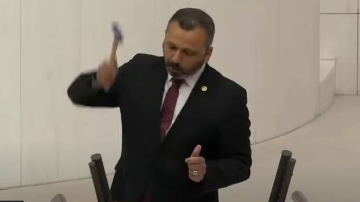 Τουρκία: Βουλευτής έσπασε με σφυρί το κινητό του από το βήμα της Βουλής - Δείτε βίντεο