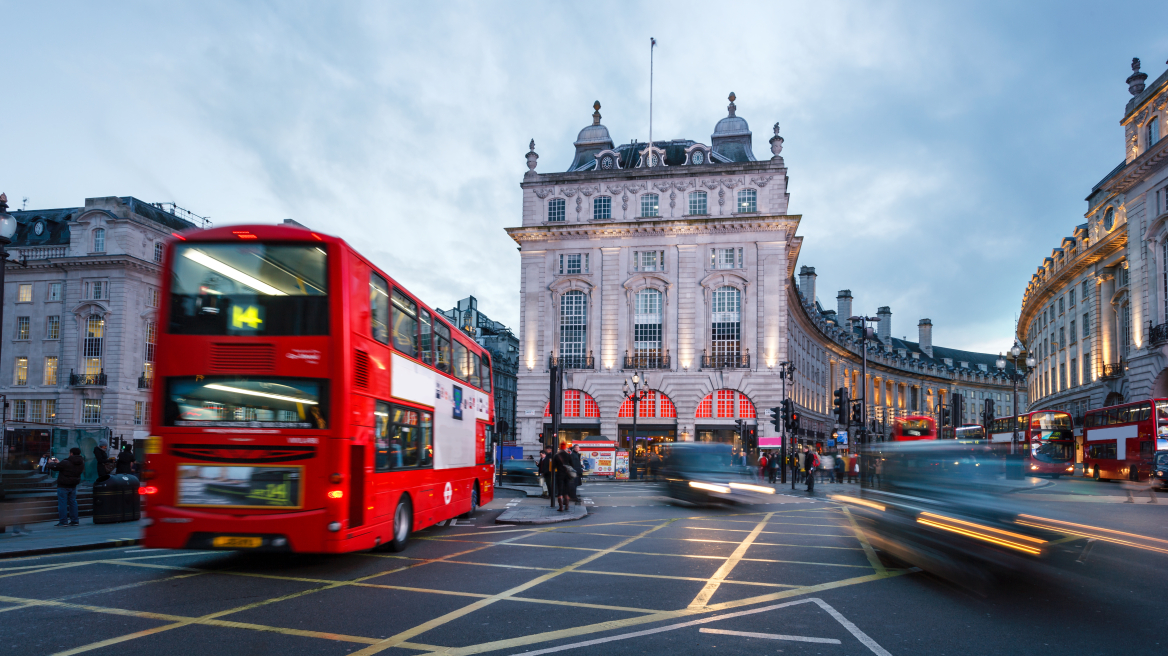 Βρετανία: Φόβος για μπλακάουτ - Οι πολίτες αποθηκεύουν από ισοθερμικά εσώρουχα και κεριά μέχρι γεννήτριες και φακούς
