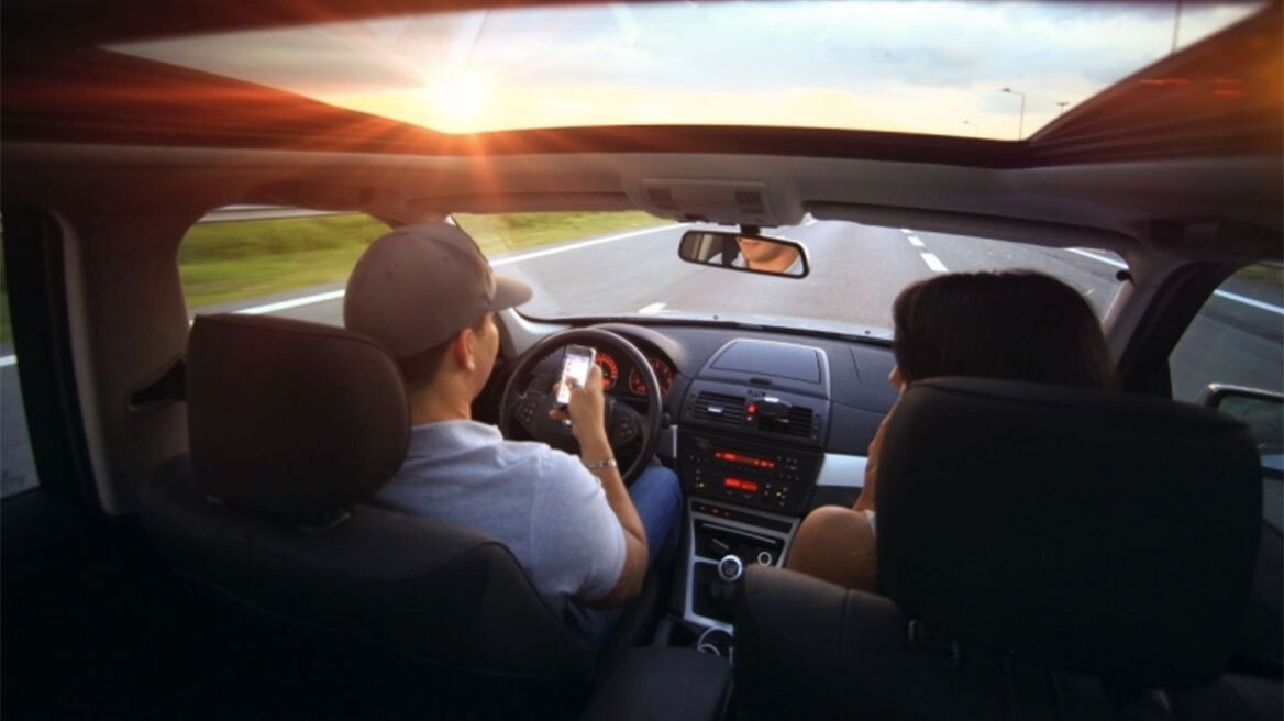 Όλα αυτά που κάνουμε όταν οδηγάμε και δεν έχουν σχέση με το… τιμόνι