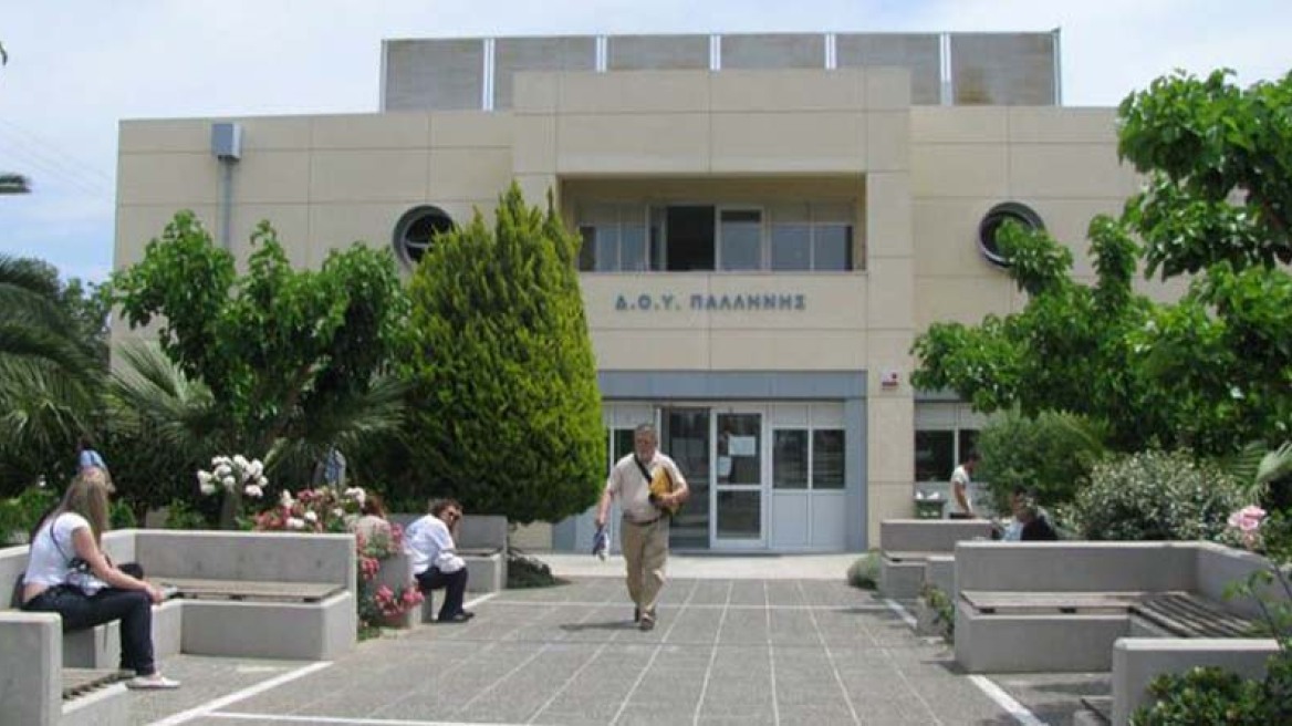 ΔΟΥ Παλλήνης: Γυαλιά-καρφιά τα έκανε φορολογούμενος - Είμαστε απροστάτευτοι, λένε οι εργαζόμενοι