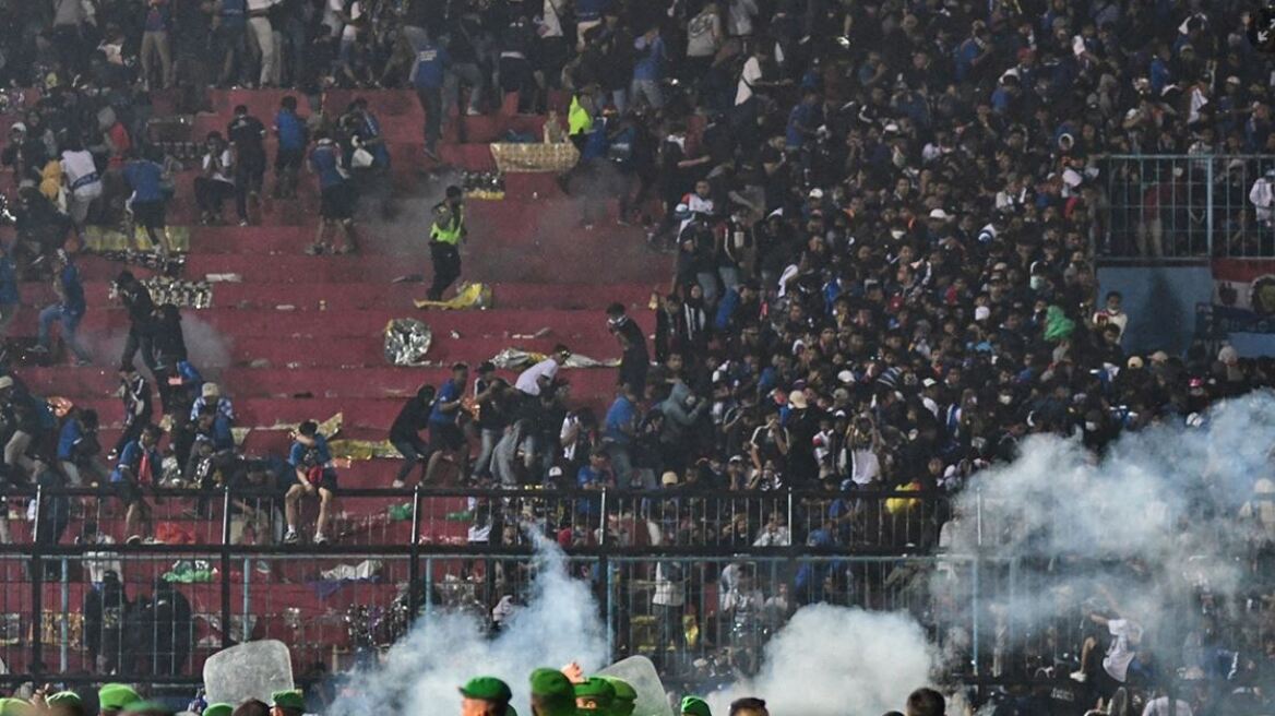  Γκρεμίζεται το γήπεδο που έχασαν τη ζωή τους 133 άνθρωποι στην Ινδονησία 