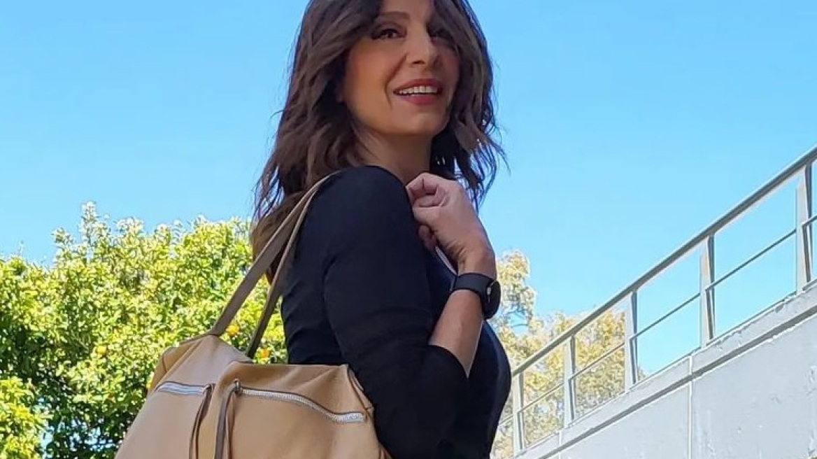 Η Πόπη Τσαπανίδου με τζιν και αθλητικά σε βόλτα με τον εγγονό της