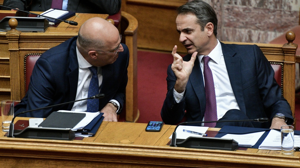 Συνάντηση Μητσοτάκη - Δένδια στο αεροδρόμιο της Ελευσίνας για τις επόμενες κινήσεις της ελληνικής διπλωματίας
