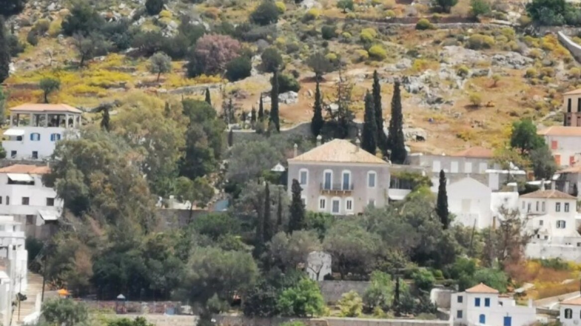 Κώστας Μπουτάρης: Στο σφυρί η κατοικία του στην Ύδρα (pics)